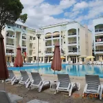 Arbi's Pool View
