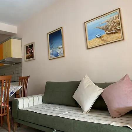 Arbi's Pool View גולם