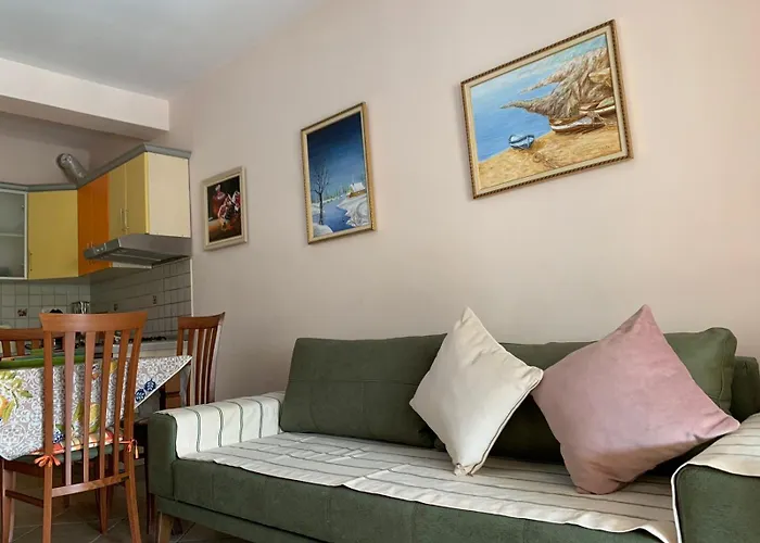 Arbi's Pool View גולם