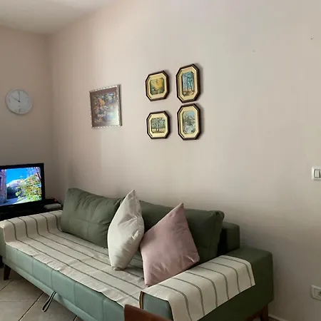 Arbi's Pool View Apartment