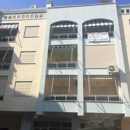 Apartment Arbi's Pool View