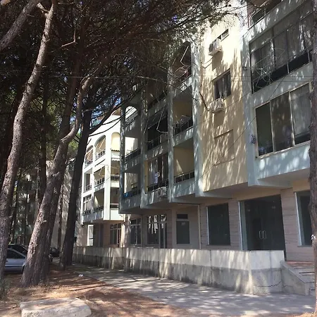 Arbi's Pool View Apartment