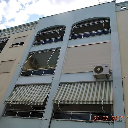 Arbi's Pool View Daire